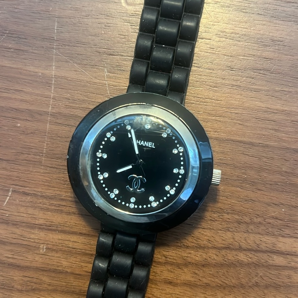 Black watch. Silver hardware details. Rubber band.